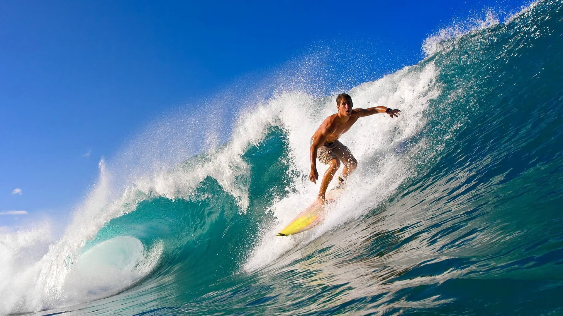 《直播热潮：百万观众在线观看电竞决赛》，电竞现场直播